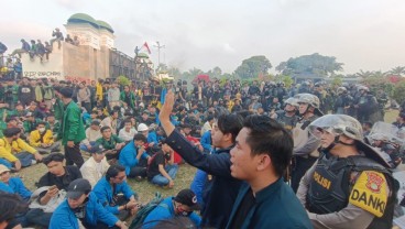 Live Demo Tolak RUU Pilkada: Mahasiswa Merangsek ke Halaman DPR, Teriak Revolusi!