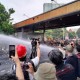 Demo Tolak RUU Pilkada Ricuh! Polisi Tembakkan Water Canon ke Mahasiswa