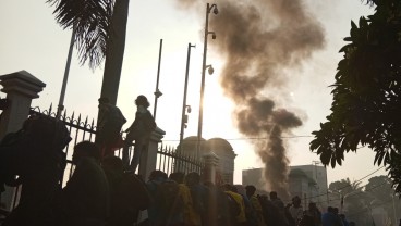 Demo Tolak RUU Pilkada Memanas! Polisi Desak Massa Keluar DPR, Mahasiswa Menolak