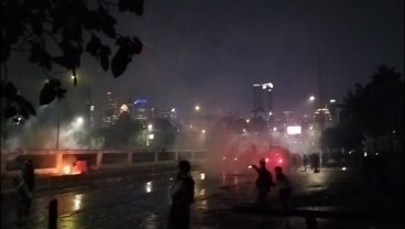 Demo Chaos! Polisi Tembakkan Gas Air Mata, Kendaraan Rantis Menyerang Massa