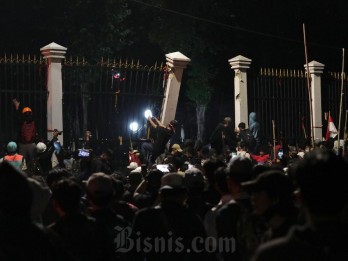 Gercep, Para Tukang Benahi Pagar Gedung DPR yang Dirobohkan Demonstran