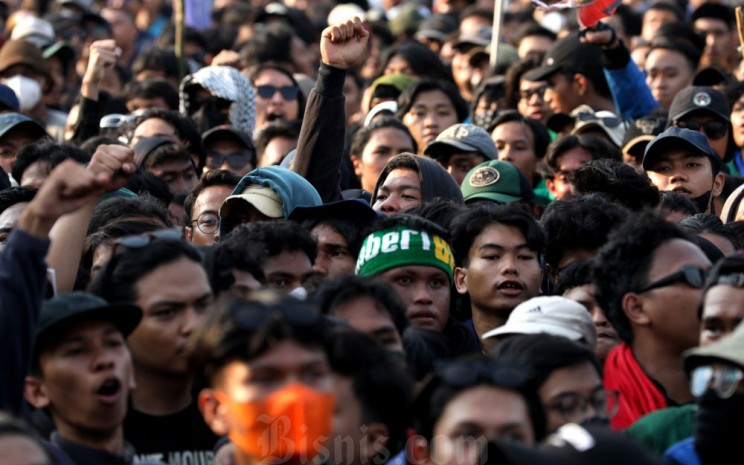 Massa melakukan aksi menolak pengesahan Revisi UU Pilkada di depan Gedung DPR, Jakarta, Kamis (22/8/2024). Bisnis - Nurul Hidayat