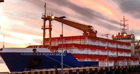 Kapal Tol Laut Membawa 7.800 ton Bahan Baku Semen ke Pulau Terpencil dalam Memperingati Hari Bangunan Nasional: PT. Djakarta Lloyd (Persero) Berkomitmen dalam Membantu Pembangunan Negeri - Dok. Djakarta LLoyd.