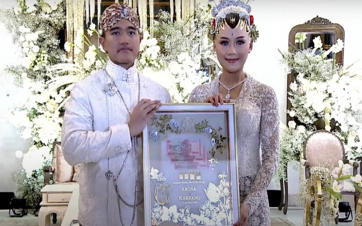 Kaesang Pangarep dan Erina Gudono sah menjadi pasangan suami istri. Kaesang memberikan mahar atau mas kawin berupa alat sholat, uang tunai Rp300.000, dan logam mulia. Dok. Youtube Presiden RI.