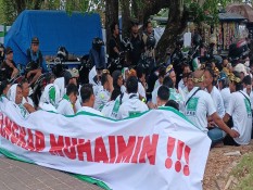 Demonstran Bentangkan Spanduk Tangkap Muhaimin