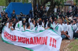 Demonstran Bentangkan Spanduk Tangkap Muhaimin