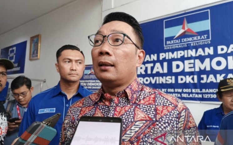 Bakal calon gubernur Jakarta M Ridwan Kamil atau Bang Emil saat memberi keterangan kepda media di Jakarta, Jumat (23/8/2024). ANTARA - Khaerul Izan