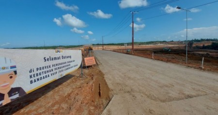 Suasana jalan menuju Bandara VVIP Ibu Kota Nusantara (IKN) di Penajam Paser Utara, Kalimantan Timur, seperti yang terlihat pada Minggu (28/7/2024). (ANTARA/Andi Firdaus/nbl)