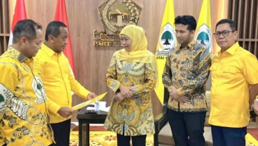 Maju Pilkada Jatim, Khofifah-Emil Terima Surat Dukungan dari Golkar