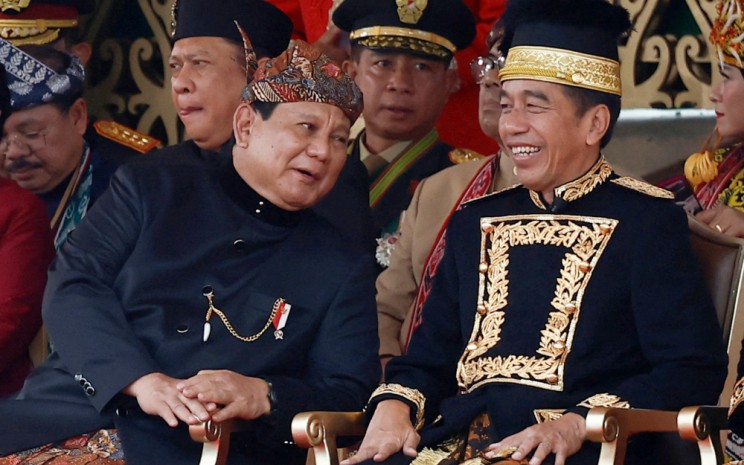 Menteri Pertahanan sekaligus presiden terpilih Prabowo Subianto berbincang dengan Presiden Joko Widodo pada saat perayaan Hari Ulang Tahun (HUT) Kemerdekaan ke-79 Republik Indonesia di Istana Negara, Ibu Kota Negara (IKN) Nusantara, Kalimantan Timur pada Sabtu (17/8/2024).  -  Reuters/Willy Kurniawan