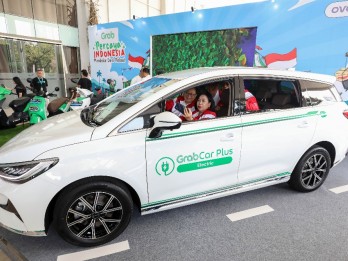 Menhub: Driver Grab Electric Berpotensi Dapat 'Gaji' Rp12 Juta per Bulan