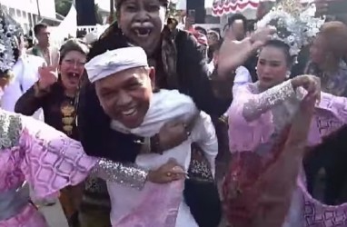 Pilgub Jabar 2024: Di Depan KPU Jabar, Dedi Mulyadi Spontan Gendong Seniman Longser