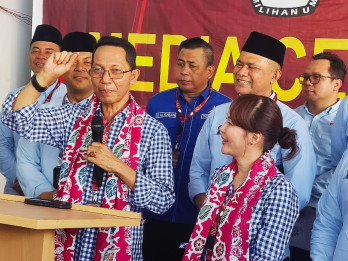 Gunakan Baju Kotak-Kotak, Amsakar dan Li Claudia Daftar Pilwalkot ke KPU Batam