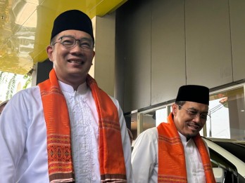 Kenakan Busana Adat Betawi, Ridwan Kamil-Suswono Menuju KPU Jakarta