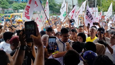 Massa Pendukung Sambut Bobby Nasution Tiba di Rumah Pemenangan