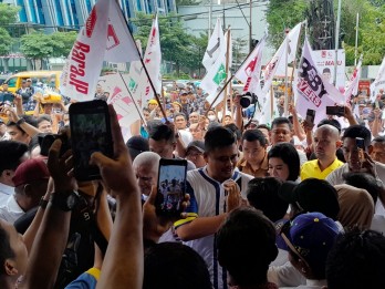 Massa Pendukung Sambut Bobby Nasution Tiba di Rumah Pemenangan