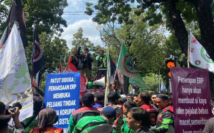 Persatuan ojek online (ojol) demo menolak penerapan jalan berbayar atau ERP di depan Balai Kota, Rabu (8/2/2023). JIBI - Bisnis/Nabil Syarifudin Alfaruq