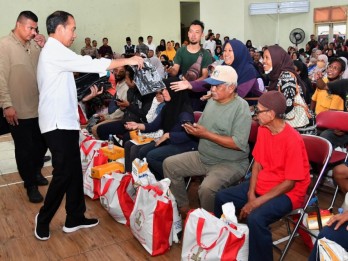 Jelang Pilkada, Jokowi Kembali Bagikan Bansos Beras di Yogyakarta