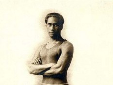 Kenalan dengan Duke Kahanamoku, Orang yang Mempopulerkan Olahraga Surfing