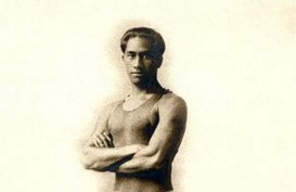 Kenalan dengan Duke Kahanamoku, Orang yang Mempopulerkan Olahraga Surfing