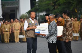 Bey Machmudin Serahkan SK Pensiun kepada 180 ASN Purna Tugas