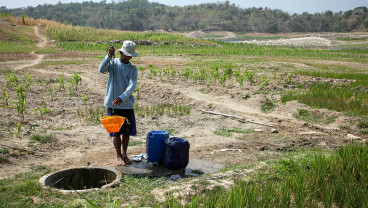 Mulai Alami Kekeringan, Warga di Sragen Jawa Tengah Mulai Mengambil Air Dari Sumur Tua