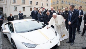 Paus Fransiskus, Lamborghini, dan Toyota Kijang Innova Zenix