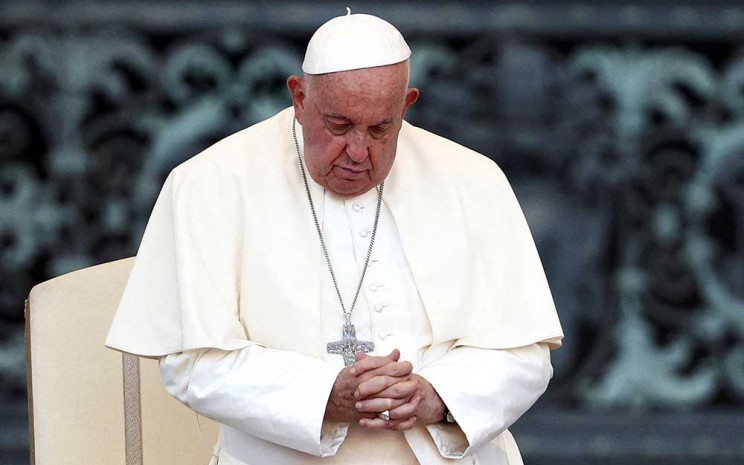 Paus Fransiskus menghadiri audiensi khusus dengan para pelayan altar di Lapangan Santo Petrus di Vatikan. Reuters - Guglielmo Mangiapane