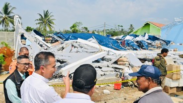 Kunjungi Lokasi Bencana Alam di Bogor, Bey Minta Warga Waspadai Hujan Ekstrem