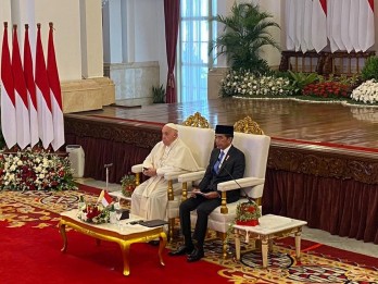 Mengenal Busana yang Dipakai Paus Fransiskus Saat Bertemu Jokowi