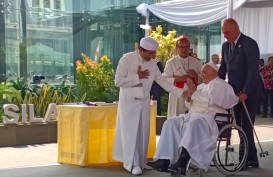 Momen Paus Fransiskus Cium Tangan Imam Besar Masjid Istiqlal