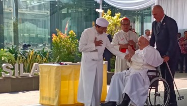 Momen Paus Fransiskus Cium Tangan Imam Besar Masjid Istiqlal