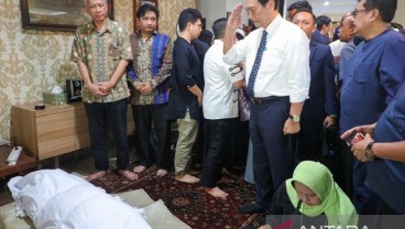 Momen Luhut Beri Salam Hormat Terakhir Kepada Jenazah Faisal Basri
