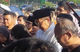 Keluarga dan Sejumlah Pejabat Iringi Pemakaman Faisal Basri