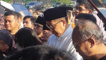 Keluarga dan Sejumlah Pejabat Iringi Pemakaman Faisal Basri