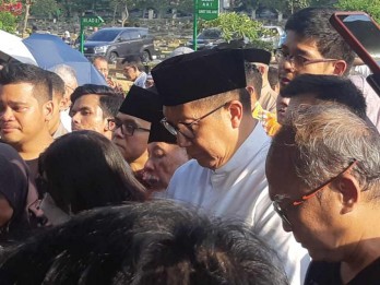 Keluarga dan Sejumlah Pejabat Iringi Pemakaman Faisal Basri