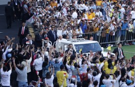 Paus Fransiskus Tiba di Stadion GBK Naik Popemobile, Jemaat Serukan Viva Il Papa!