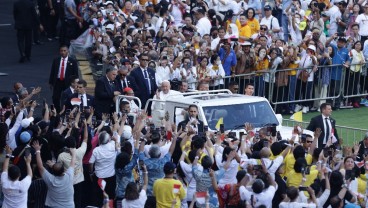 Paus Fransiskus Tiba di Stadion GBK Naik Popemobile, Jemaat Serukan Viva Il Papa!