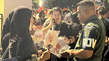 Hore, Untung 10 Kali Lipat Jual Pernak-pernik Bertema Paus Fransiskus