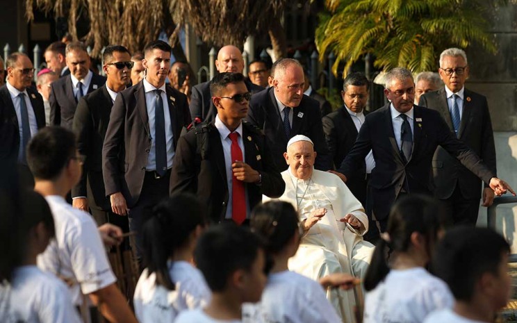 Paus Fransiskus dikelilingi Paspampres dan Swiss Guard saat tiba di Gereja Katedral, Jakarta, Rabu (4/9/2024).  Indonesia Papal Visit Committee -  Fakhri Fadlurrohman