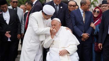 Foto-foto Momen Haru Paus Fransiskus di RI: Sapa Jemaat hingga Cium Tangan Imam Besar Istiqlal
