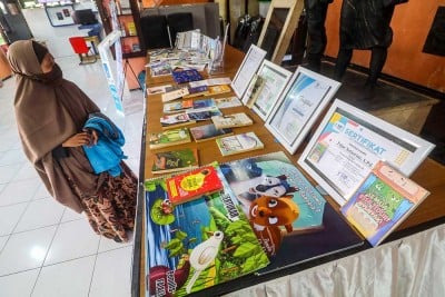 Tingkatkan Minat Baca Masyarakat, Perpustakaan di Kediri Gelar Pameran Lukisan dan Lomba Menulis