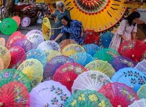 Keindahan Festival Payung Indonesia 2024 di Taman Balekambang Solo