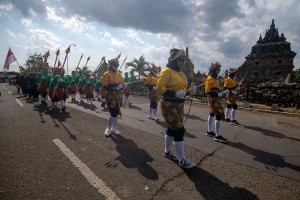 Kirab Gunungan Festival Candi Kembar 2024 di Prambanan