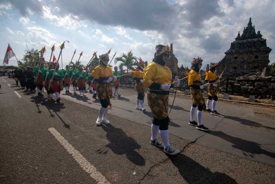 Kirab Gunungan Festival Candi Kembar 2024 di Prambanan