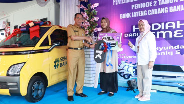 Nasabah Bank Jateng Banjarnegara Bawa Pulang Hadiah Mobil Listrik
