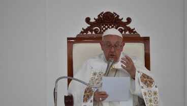 Paus Naik Popemobile Jeep Putih, Sapa Ribuan Warga Timor Leste