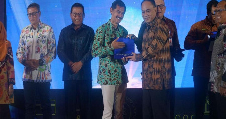 Menteri Komunikasi dan Informatika, Budi Arie Setiadi (kanan) menyerahkan penghargaan kepada Kepala Dinas Komunikasi dan Informatika (Diskominfo) Kota Malang, Muhammad Nur Widianto, atas keberhasilan Kota Malang dalam membangun masyarakat digital dalam momen Peluncuran Hasil Pengukuran Indeks Masyarakat Digital Indonesia (IMDI) Tahun 2024 di Jakarta, Selasa (9/9/2024)./Istimewa