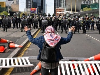 Demonstran Pro-Palestina Ditangkap di Luar Pameran Militer Melbourne