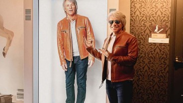 Aksi Heroik Jon Bon Jovi Selamatkan Seorang Perempuan Putus Asa di Tepi Jembatan